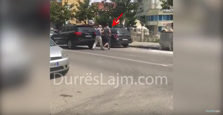 LAJM I FUNDIT/ Shokohen qytetarët, dy burra rrihen në mes të Durrësit (VIDEO)