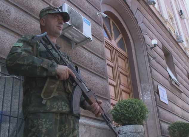 Komandot marrin në ruajtje ambasadat