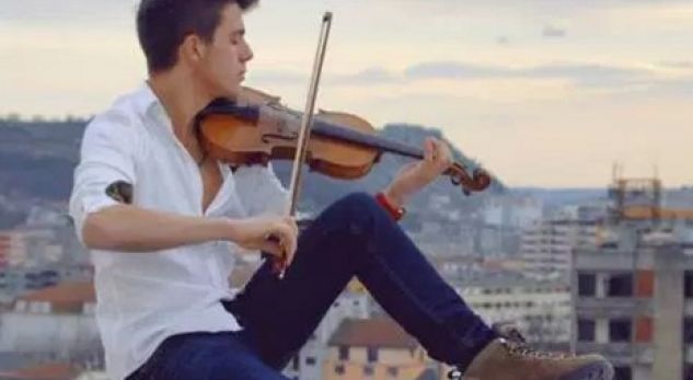 19-vjeçari shqiptar sjell një version ndryshe të “Despacitos” (VIDEO)