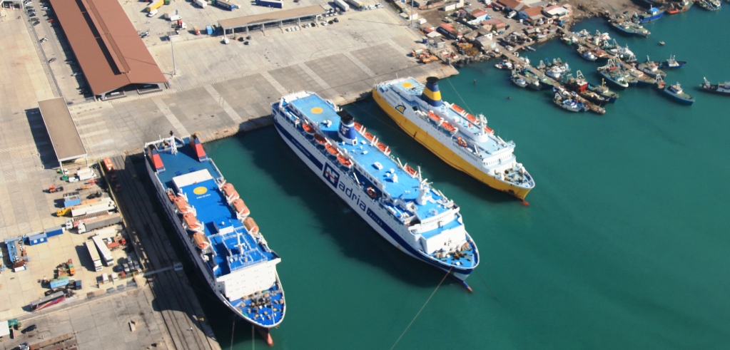 Në portin e Durrësit ndihmuan shijaksin problematik, në kërkim dy shtetas