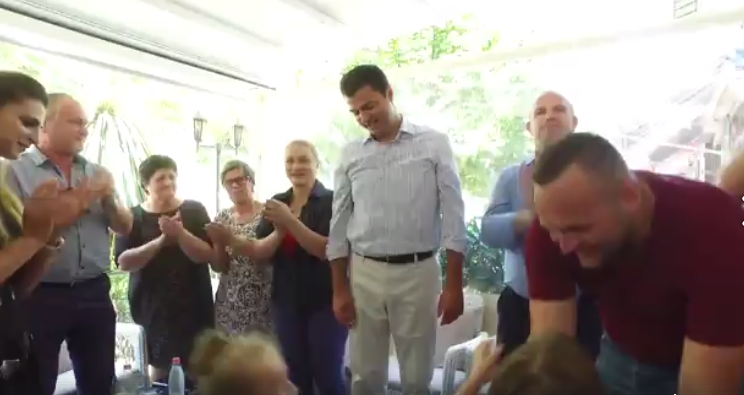 Basha ka ditëlindjen, surpriza që i bëjnë gjatë takimit në lokal (VIDEO)