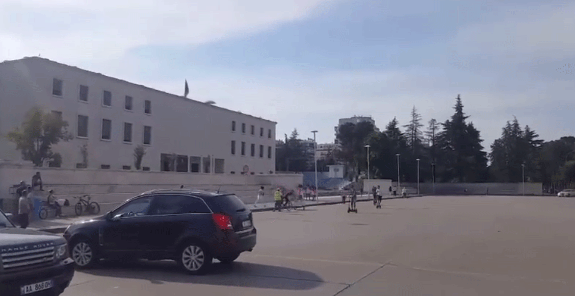 “Çmenden” njerëzit, një tjetër sherr në mes të rrugës (VIDEO)