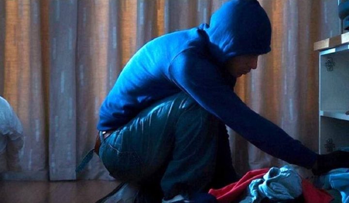 Durrës, hajdutët vjedhin bizhuteri në një banesë