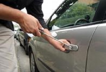 Të riut në Durrës, i marrin çantën me lekë në “Benz”