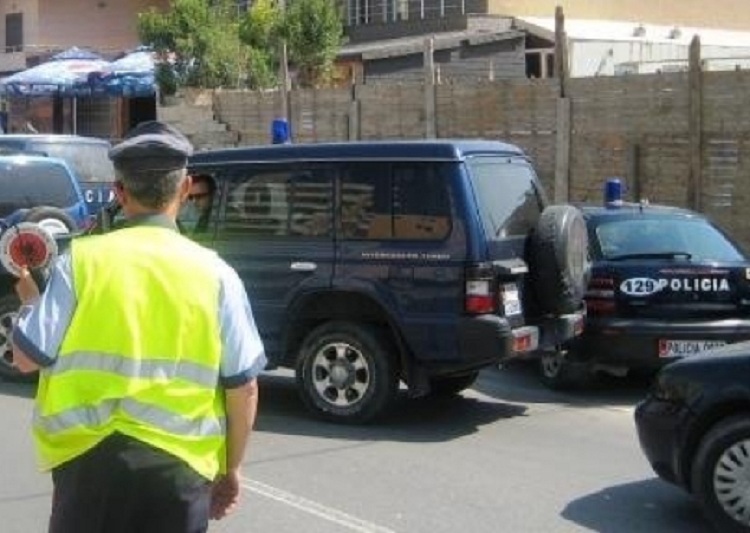 Polici goditet me gurë në qendrën e votimit, kapet autori