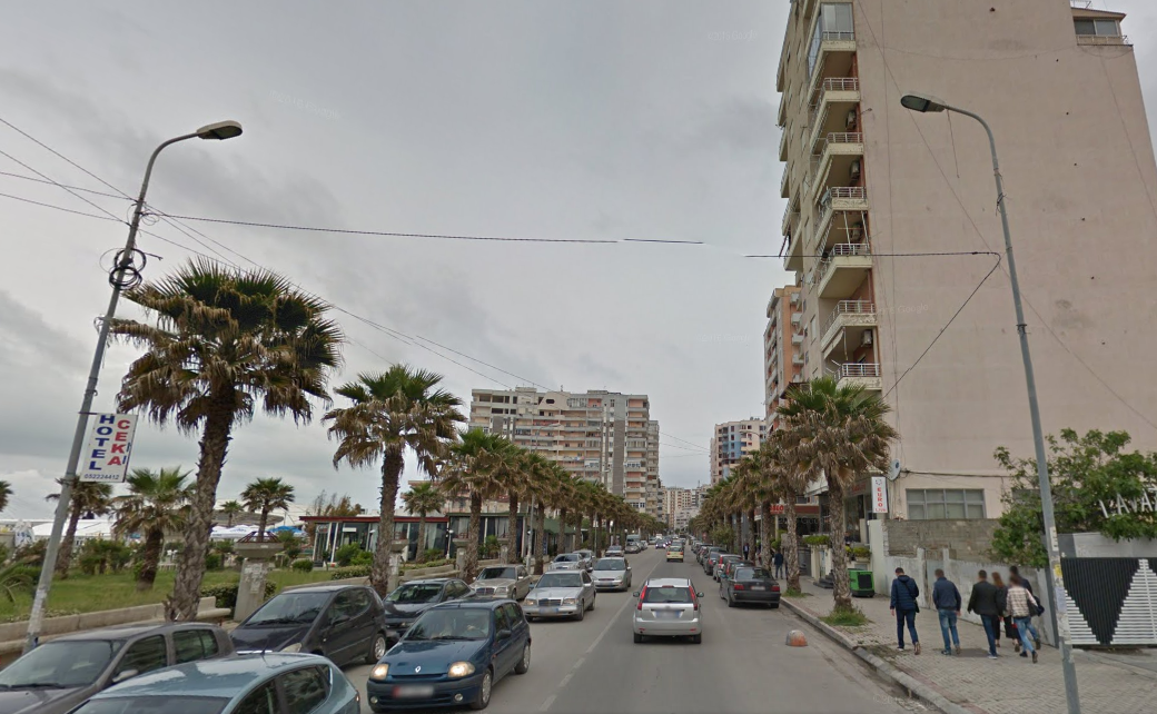 Bënë namin me euro false në lokalet e karburantet e Durrësit dhe Tiranës, zbulohen 3 të rinjtë