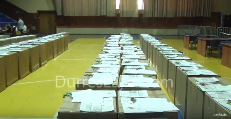 Durrës, nis shpërndarja e kutive dhe materialeve zgjedhore në QV-të (VIDEO)