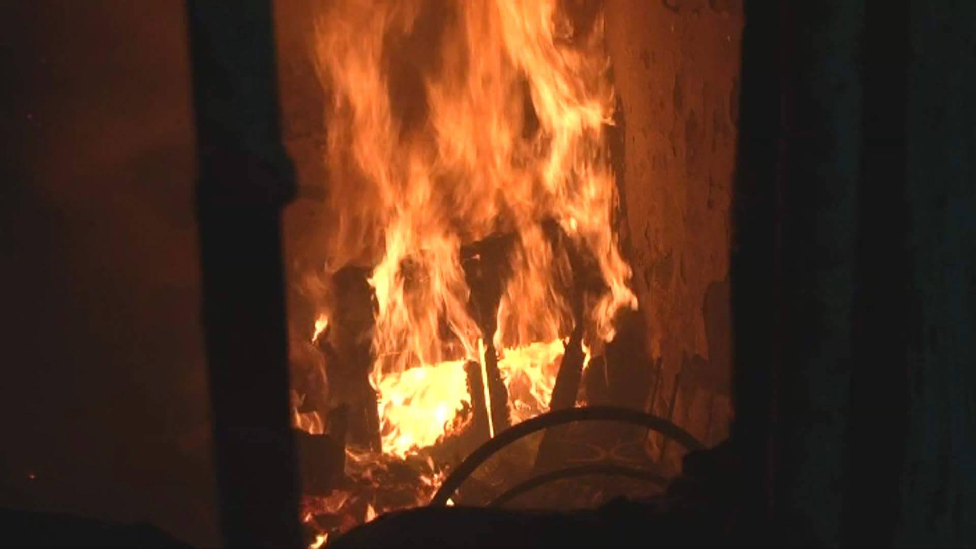 LAJM I FUNDIT/ Zjarr në një apartament, njerëzit e bllokuar brenda: Na ndihmoni!