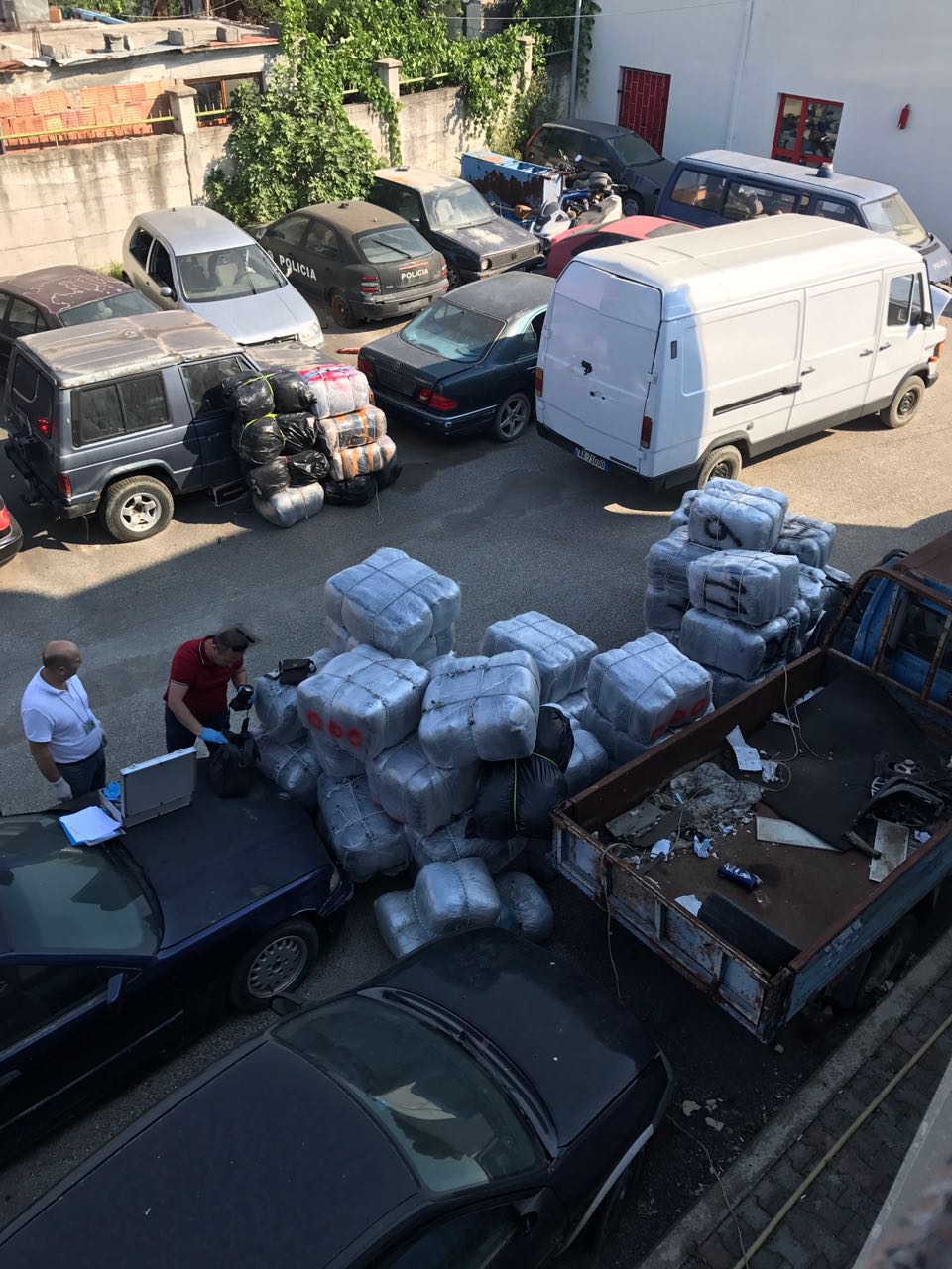 EMRAT/ Mbi 1.3 ton kanabis të sekuestruara në Kavajë, 3 të arrestuar (VIDEO)