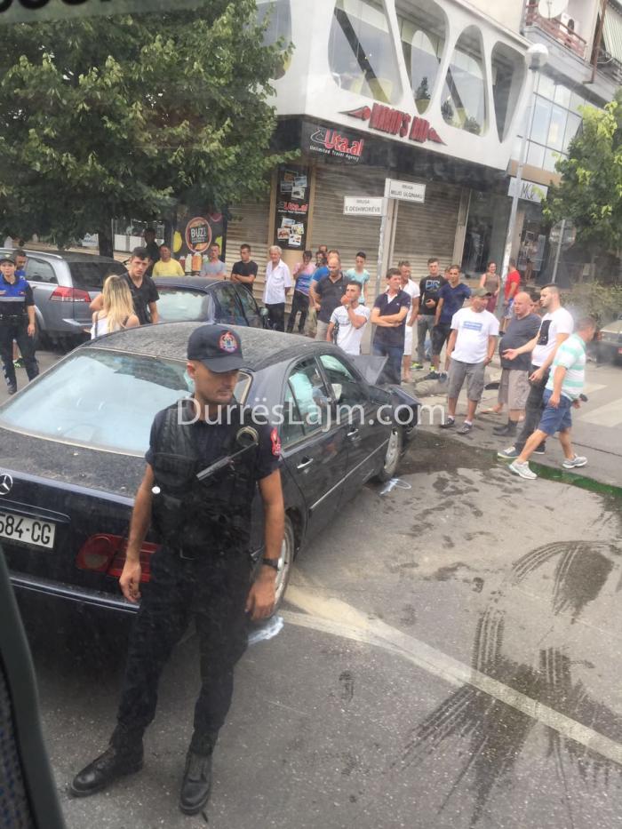 Lajm i fundit/ Aksident tek pallati i sportit në Durrës (FOTO)
