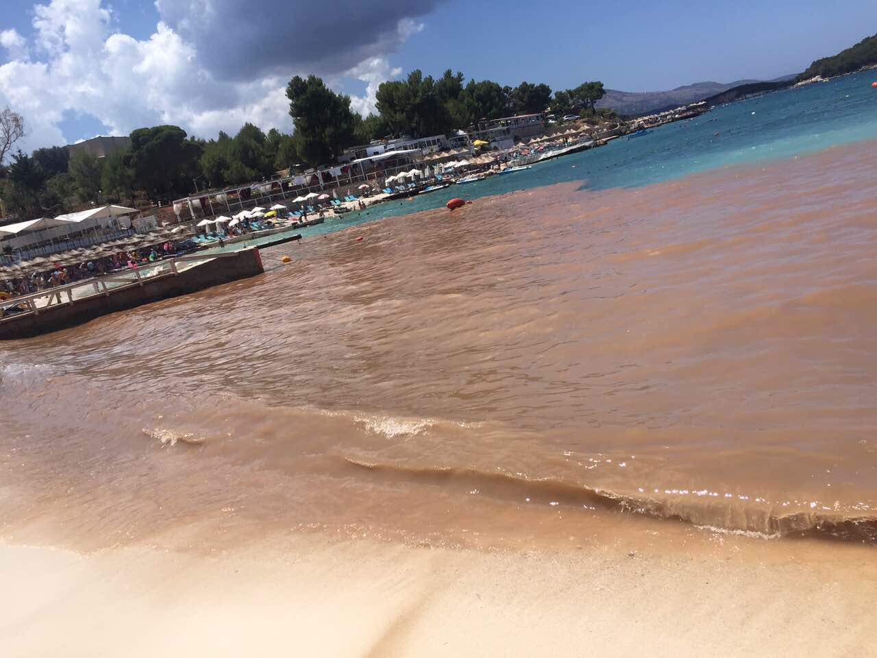 Tmerr në Ksamil, plasin ujërat e zeza dhe derdhen në det (VIDEO)