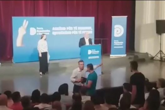 Incident në takimin anti-Basha, demokrati i revoltuar largohet nga salla