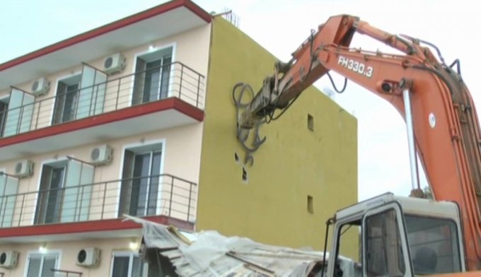 Shembja e godinave në Dhërmi, Ministria e Kulturës i përgjigjet Athinës