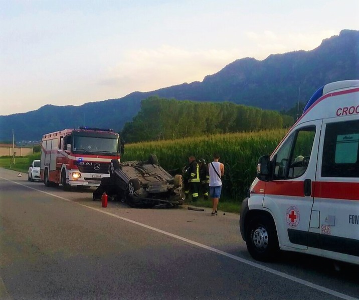 Shqiptari përmbyset me makinë në mes të rrugës (FOTO)