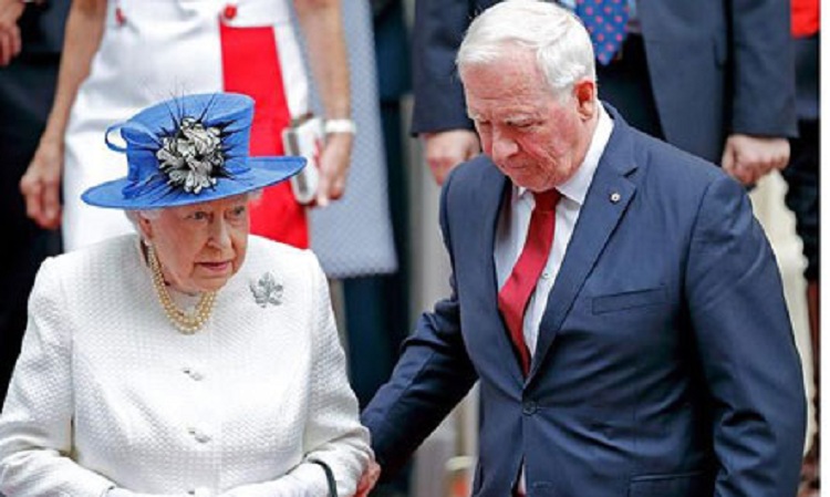 Guvernatori shkel protokollin, prek mbretëreshën