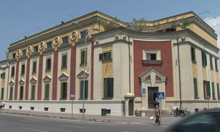 PD, protestë para bashkisë për çmimin e ujit