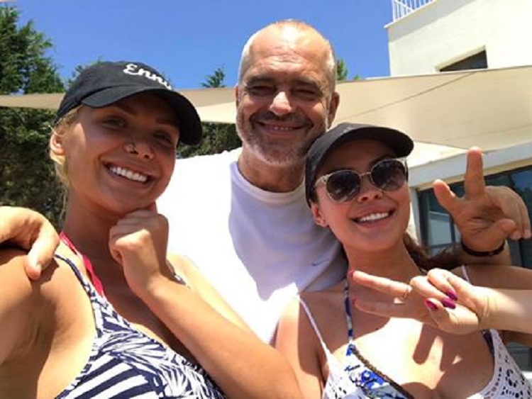 FOTOLAJM/ Rama iu “merr” demokratëve edhe dy motrat VIP