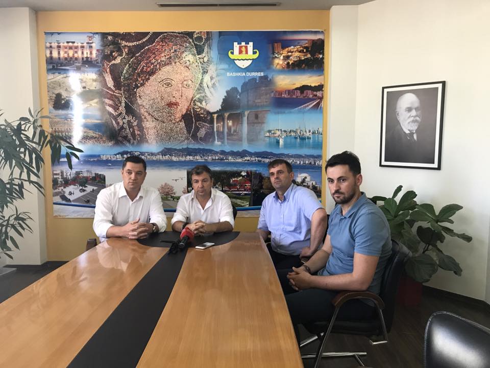 Bashkia e Durrësit hap rrugën “Pavarësia” për pushuesit nga Kosova (VIDEO)
