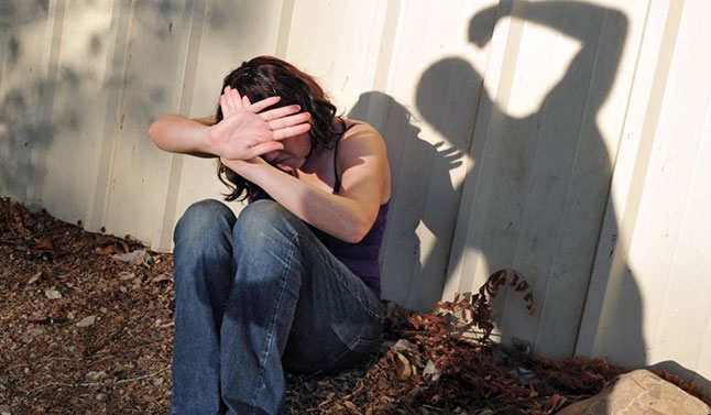 Shijaksi rreh kushërirën e tij