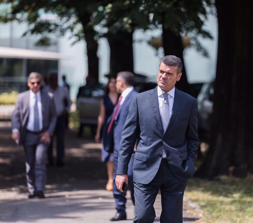 Patozi: Basha ju ul në gjunjë Metës, por u hodh në krahët e Ramës