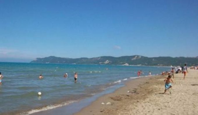 Futet të shpëtojë bashkëshorten, 35-vjeçari mbytet në det