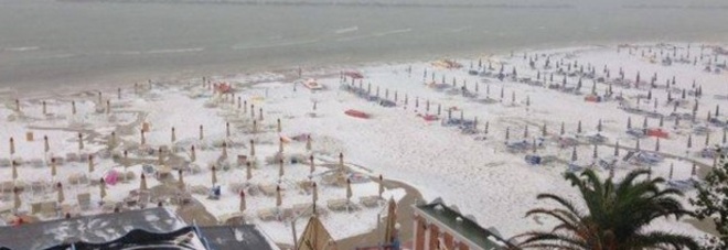 Çmendet moti në Itali, plazhet zbardhen nga breshëri