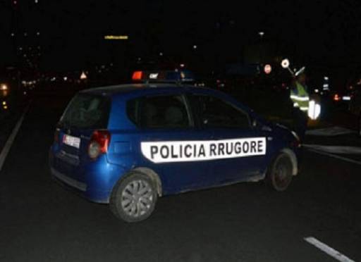 Përplasen 4 automjete, bllokohet rruga