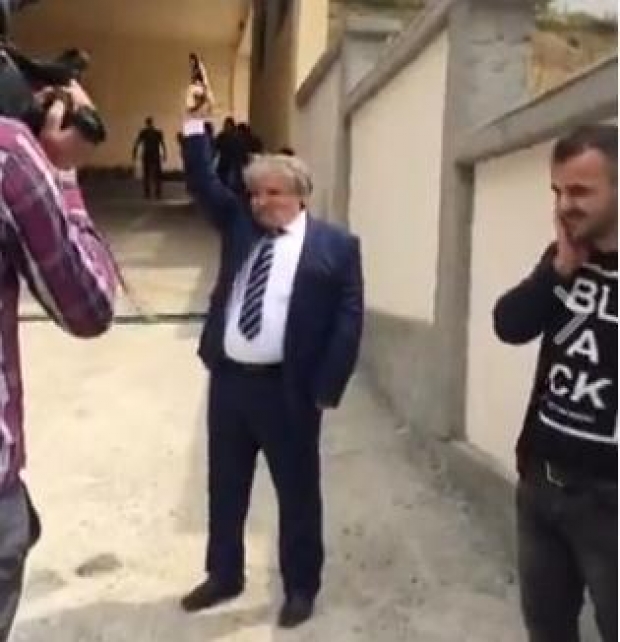 Martohet vëllai i deputetit të LSI, i ati qëllon me armë (FOTO)