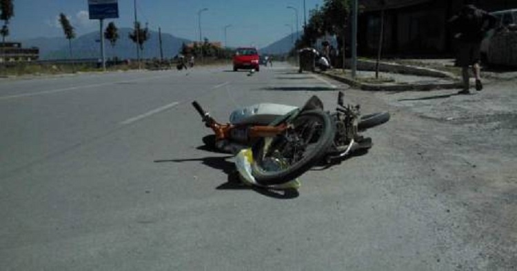 Makina përplas motorin, plagoset një person