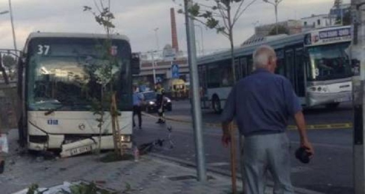 Autobusi përplas qytetarin me biçikletë