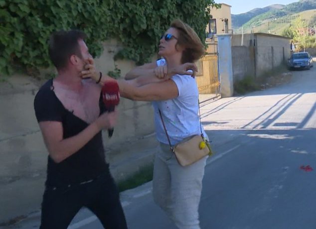 Pamjet e dhunës ndaj gazetarit investigativ nga pronarja e fabrikës (FOTO)