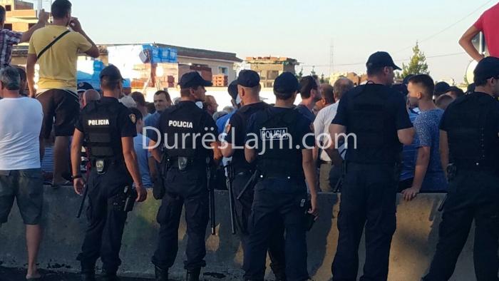 Durrës, banorët e Unazës nuk iu ndahen protestave, bllokohet sërish trafiku (VIDEO+FOTO)