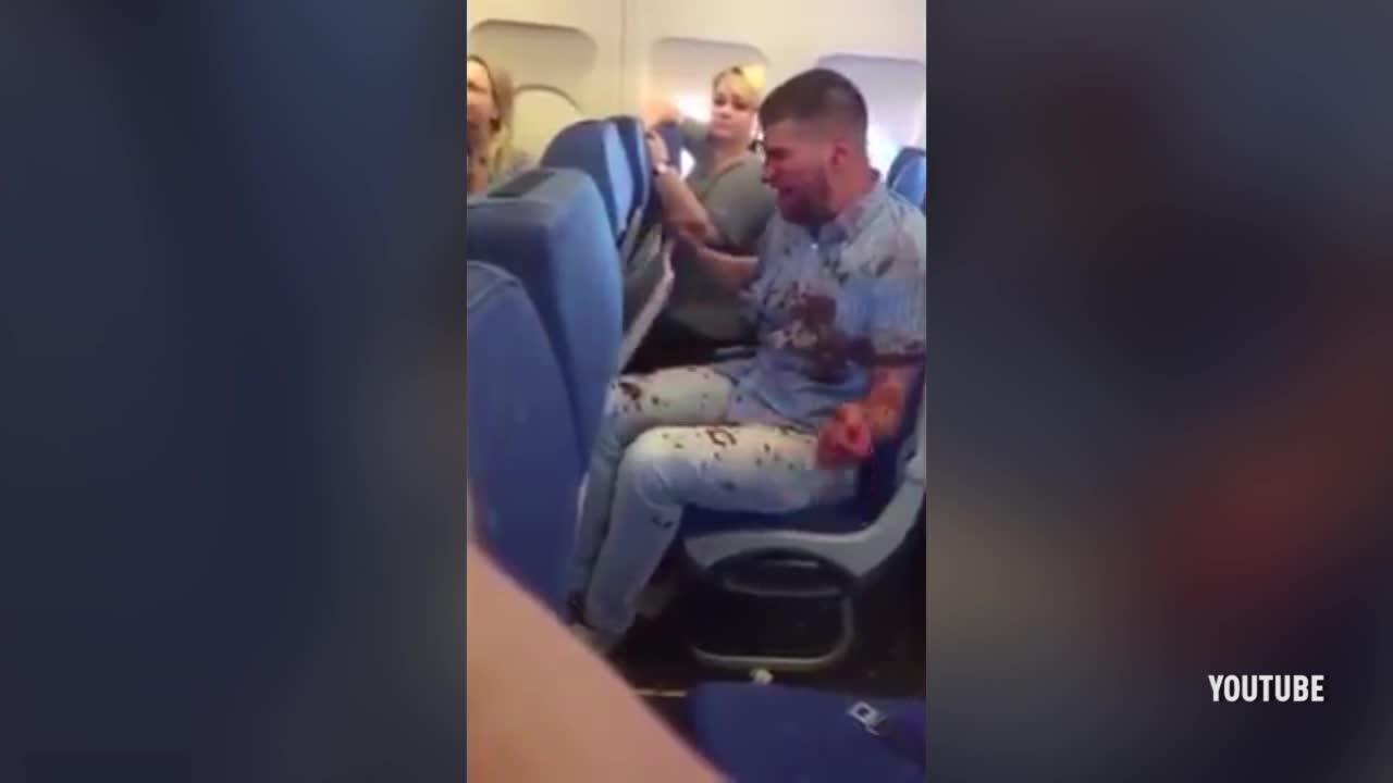 Pasagjeri i mbuluar në gjak terrorizon avionin (VIDEO)
