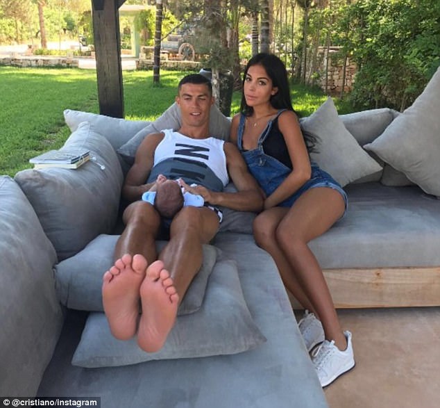 Ronaldo konfirmon shtatzëninë e të dashurës (FOTO)