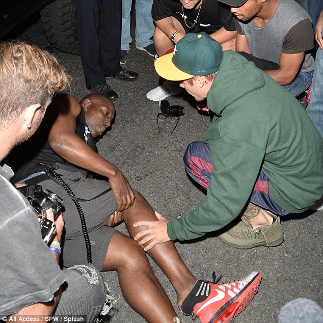 Justin Bieber përplas me makinë fotografin