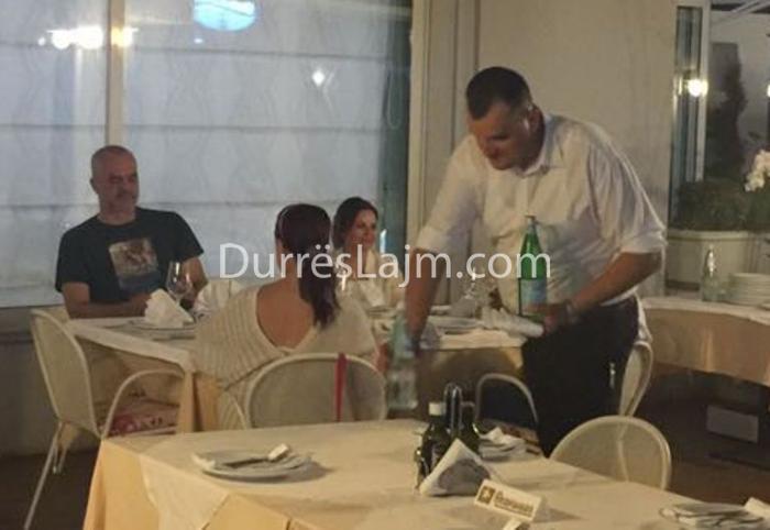 Rama merr Lindën dhe Zahon dhe darkojnë me Dakon në Durrës (FOTO)