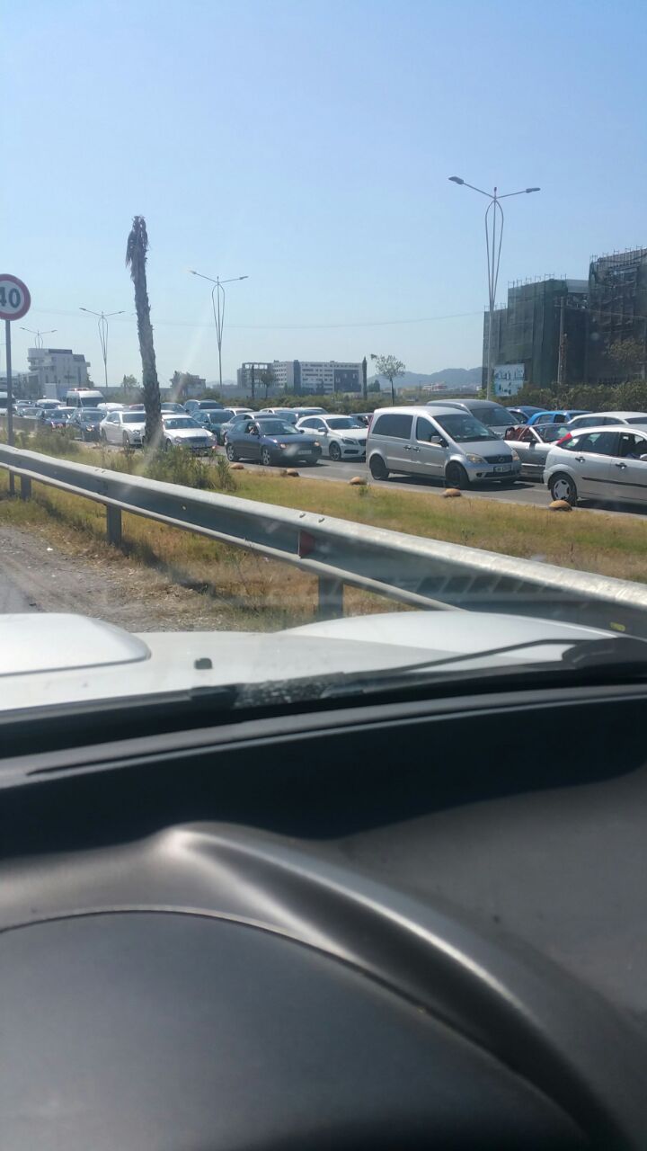Përplasen 3 makina në autostradën Tiranë-Durrës (FOTO)