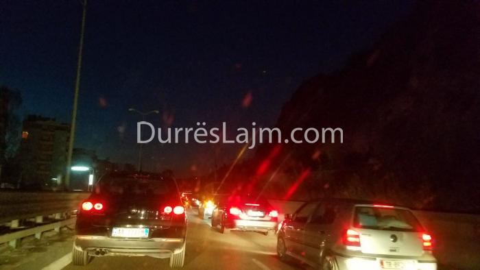 Kaos pranë Plepave në Durrës, super trafik makinash (FOTO)