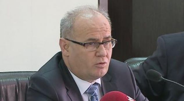Përplasja në Universitetin e Tiranës, Bordi i ndërpret rrogën rektorit