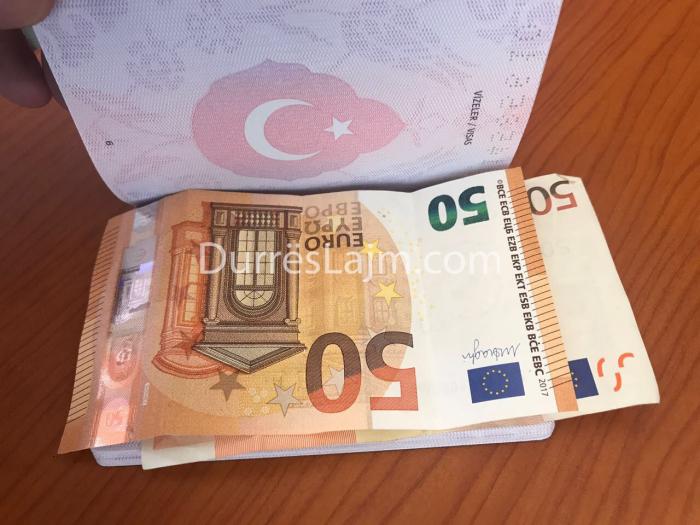 Kapet turku në Durrës, 100 € policit brenda pasaportës për të kaluar kufirin