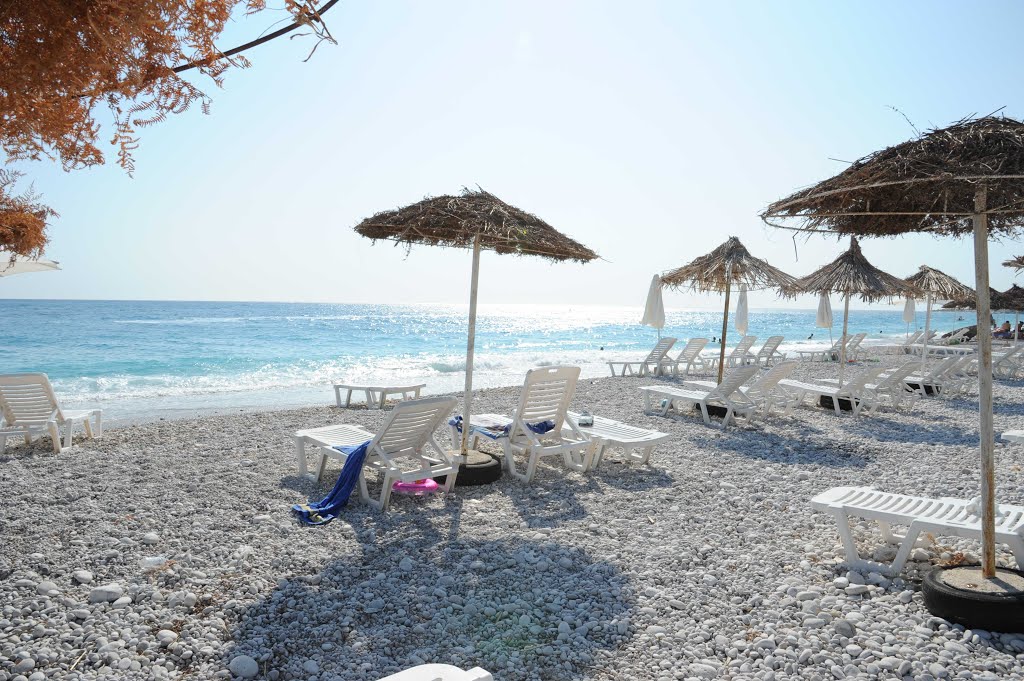 “Po vjen dallga gjigante”, pushuesit braktisin të alarmuar Drimadhesin (VIDEO)