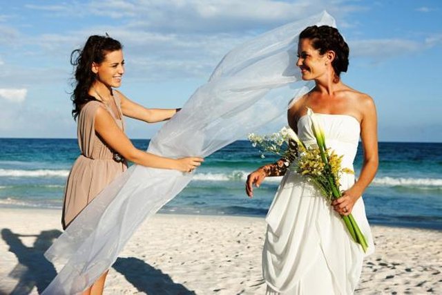 Shoqja juaj do të martohet, por ju jeni pak ‘xheloze’… Disa këshilla si të veproni