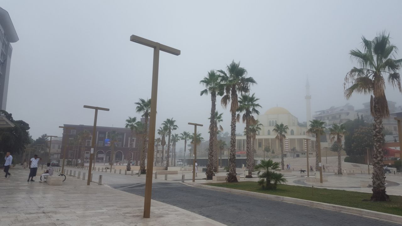 Durrësi zgjohet i mbuluar nga mjegulla, ndryshon moti