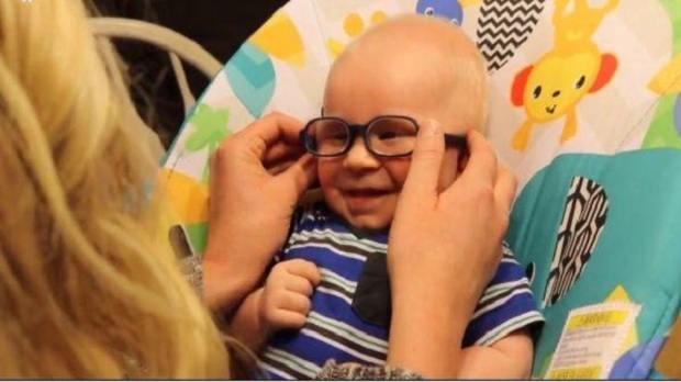 Kishte probleme me shikimin, emocionet e vogëlushit kur sheh për herë të parë qartë nënën (VIDEO)