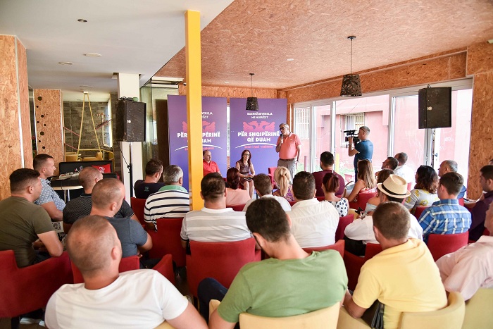 “Bashkëqeverisja me njerëzit”/ Deputetët ndalen te lagja 17 në Durrës