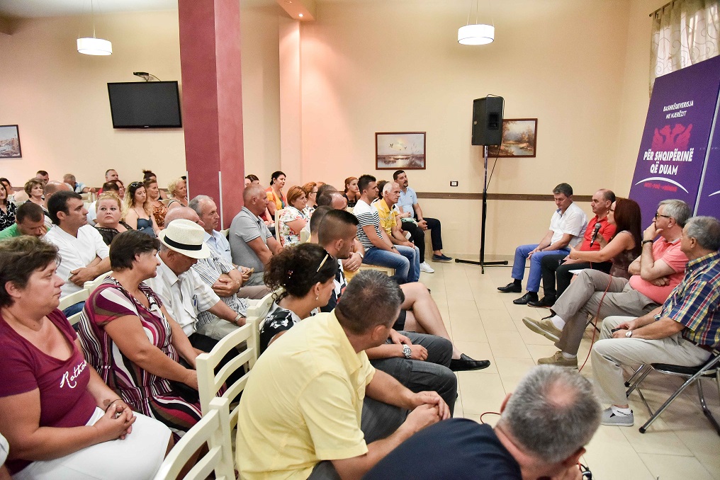 Deputetët Xhelilaj dhe Spahiu bashkëbisedim me banorët e rajonit numër 3 (VIDEO+FOTO)