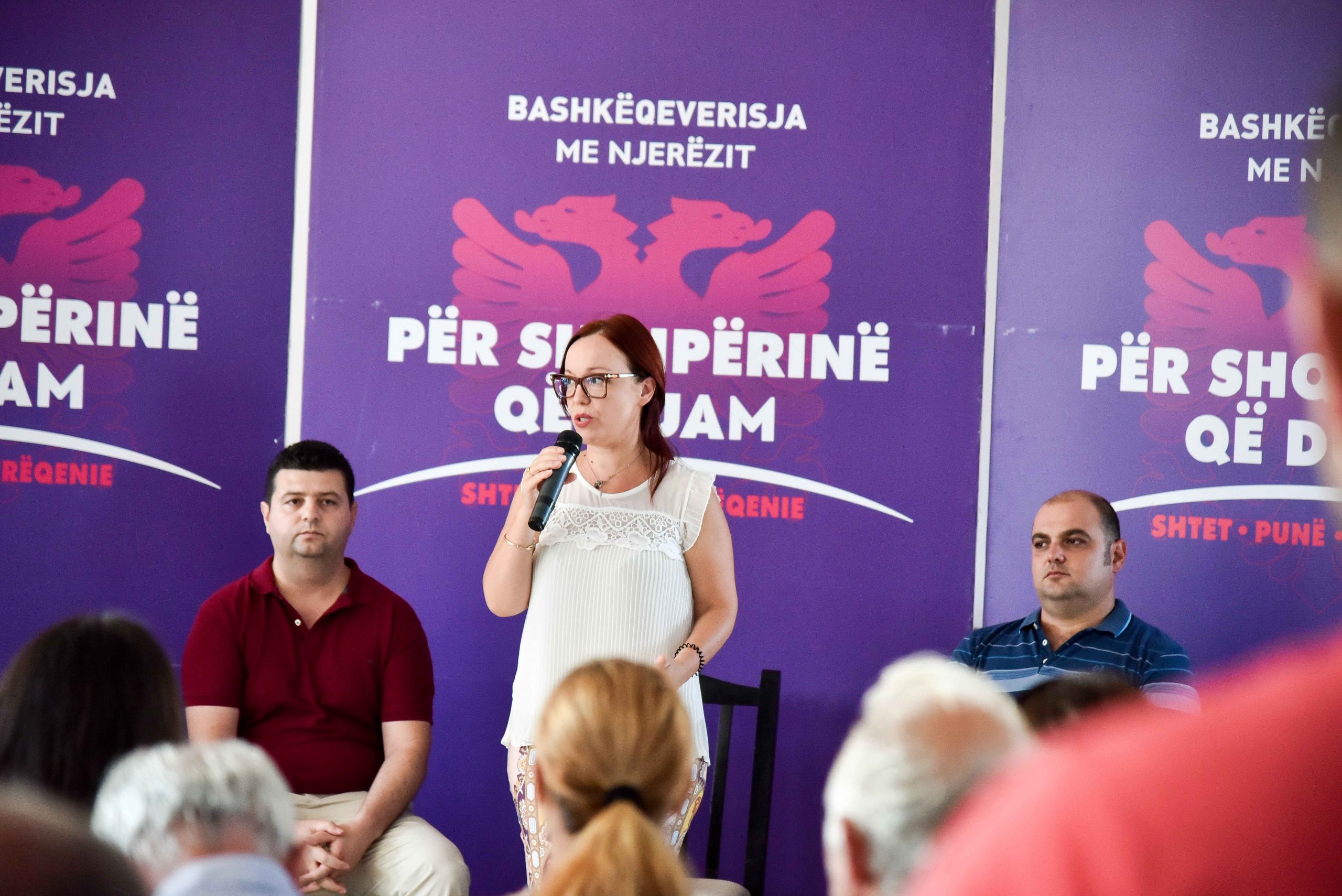 Deputetja Klodiana Spahiu, bashkëbisedim me banorët e rajonit numër 6