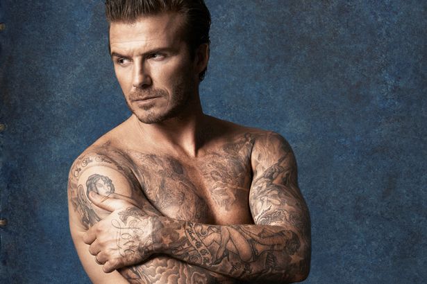 David Beckham &#8216;djalë i keq&#8217;, i bën autograf në të pasme një vajze (FOTO)