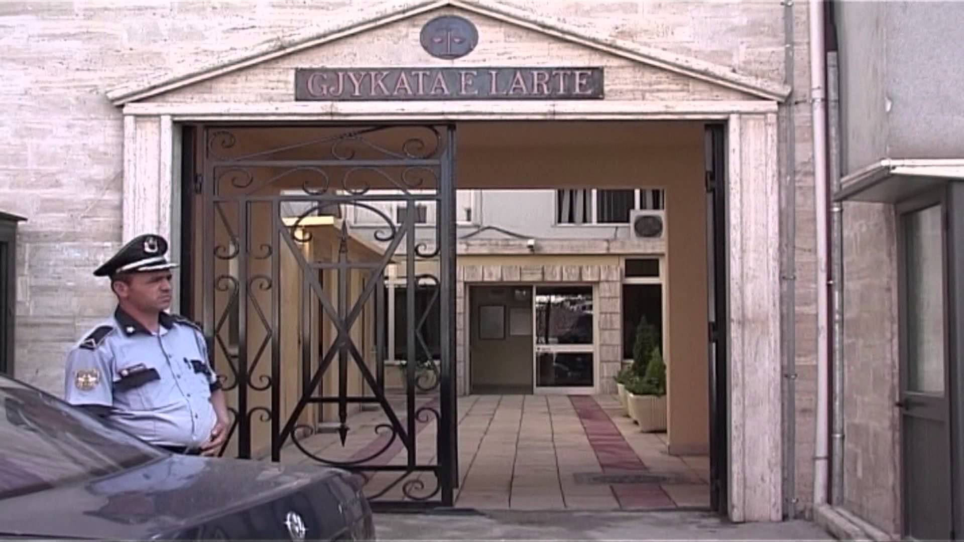 Lajm i fundit/ Një person thyen xhamat e Gjykatës së Lartë