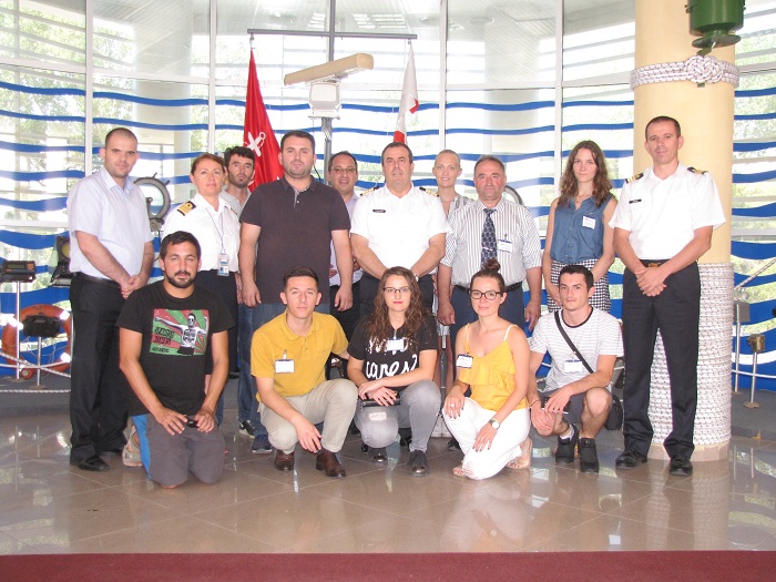 Anëtarë të Shoqatës së Atlantikut në Kosovë vizitojnë Komandën e Forcës Detare